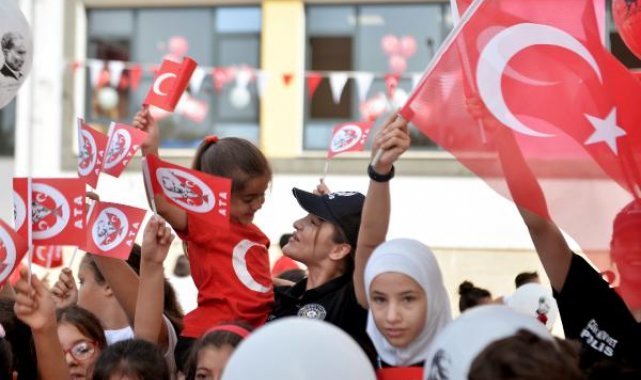 Polisten TOMA ve zırhlı araçlarla Cumhuriyet kutlaması