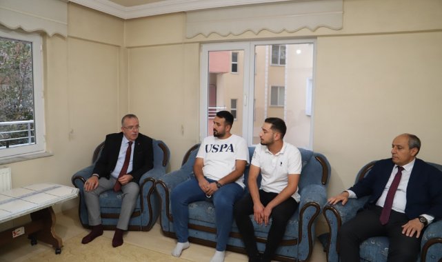 Rektör Turabi'den öğrenci evine çat kapı ziyaret: "Ev tertemiz, bal dök yala"