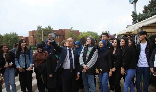 Rektörden öğrenci bilgilendirme stantlarına ziyaret