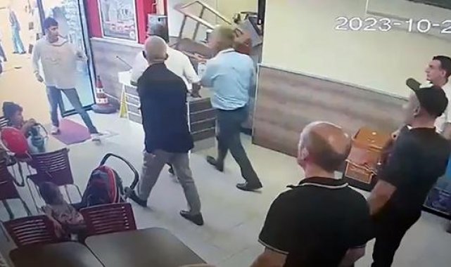 Restoranda 'Yemeğinizde bebek kanı var' diyen şüphelinin, çalışanlara saldırdığı anlar kamerada