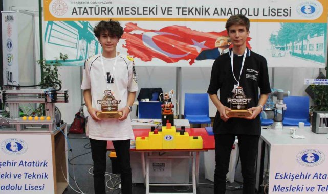 Robot yarışmasında dünya birincisi ve ikincisi olan lise öğrencileri başarı sürecini anlattı