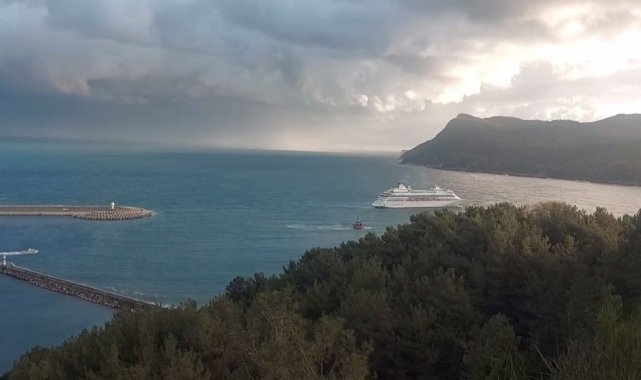 Rus turistleri taşıyan kruvaziyer gemiye Amasra'da fırtına sürprizi