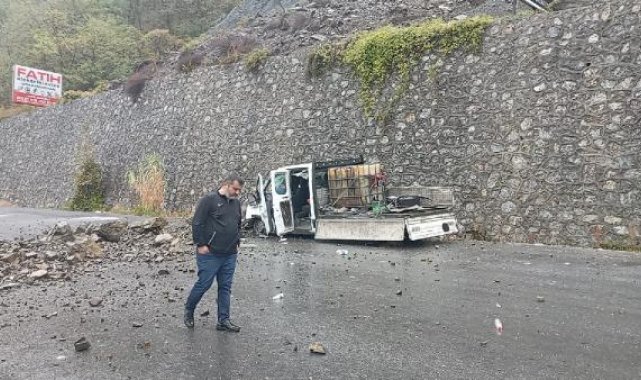 Sağanakta dağdan kopan kayalar kamyonetin üzerine düştü