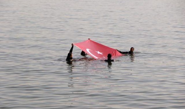 Sahil Güvenlik ekipleri, 100'üncü yılda denizde Türk bayrağı açtı