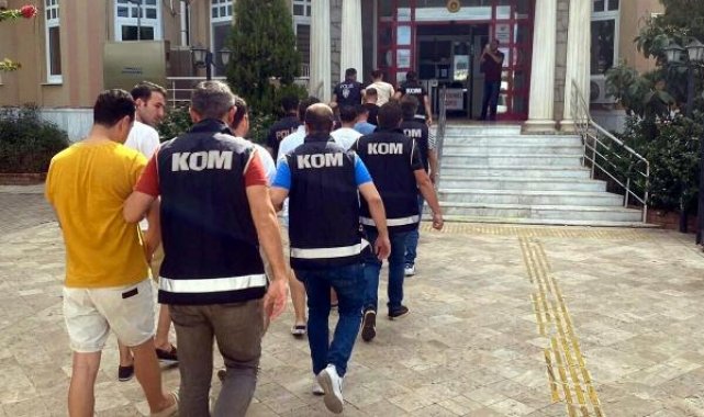 Sahte kimlikle yurt dışına kaçmaya çalışan 8 FETÖ üyesi yakalandı