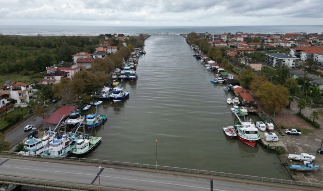 Sakarya'da iki balıkçı teknesi battı