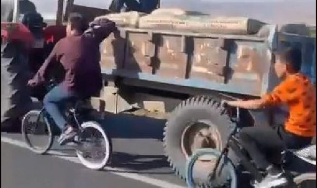 Samet'in öldüğü yolda, bisikletli 2 çocuk da onun gibi traktör römorkuna tutunarak ilerledi