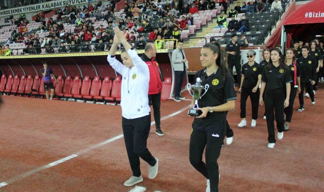 Şampiyon Eskişehirspor Kadın Futbol Takımı stadyumda kupayla taraftarı selamladı