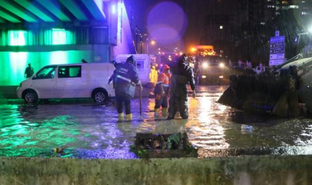 Samsun'da sağanak yağışta cadde ve sokaklar göle döndü