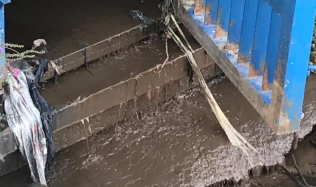 Sancaktepe'de dereye akan atıklar bölgeyi ağır koku altında bıraktı