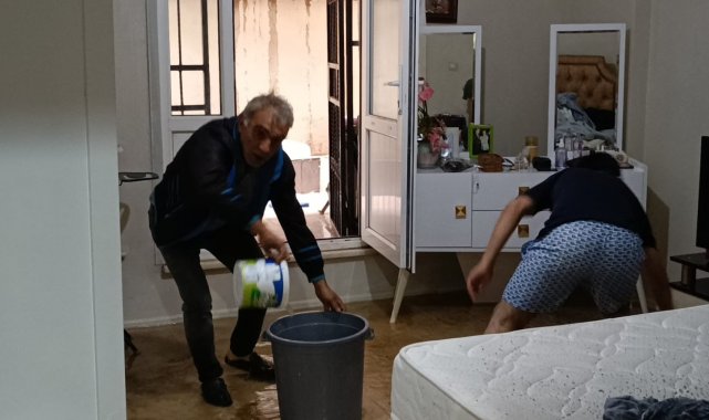 Sancaktepe'de sağanak yağış nedeniyle rögar taştı, 4 daireyi su bastı