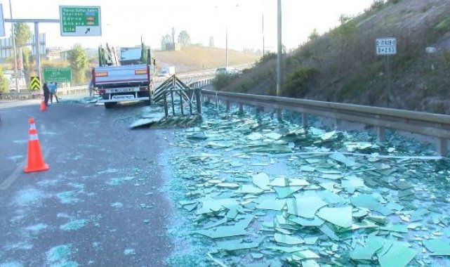 Sancaktepe'de TIR'ın kasasındaki camlar yola savruldu; trafik durma noktasına geldi