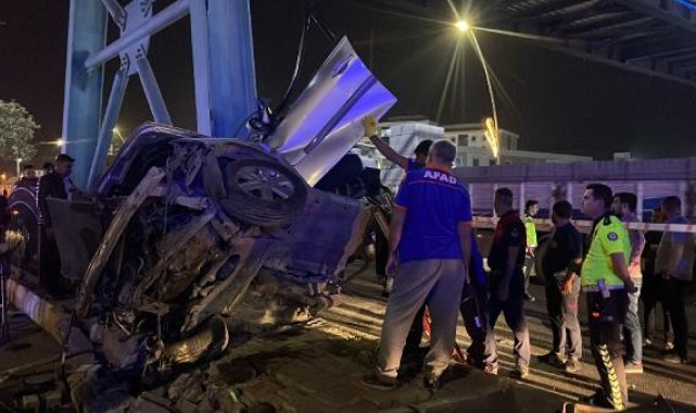 Şanlıurfa'da üst geçidin ayağına çarpan otomobildeki 2 kişi öldü