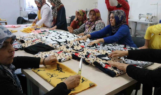 Şanlıurfalı kadınlar ihtiyaç sahibi aileler için kıyafet dikiyor