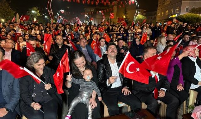 Şarkıcı Betül Demir, Cumhuriyet'in 100'üncü yılında Bartınlıları coşturdu