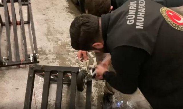 Sarp Gümrük Kapısı'nda 48 kilo kaçak kestane balı ele geçirildi