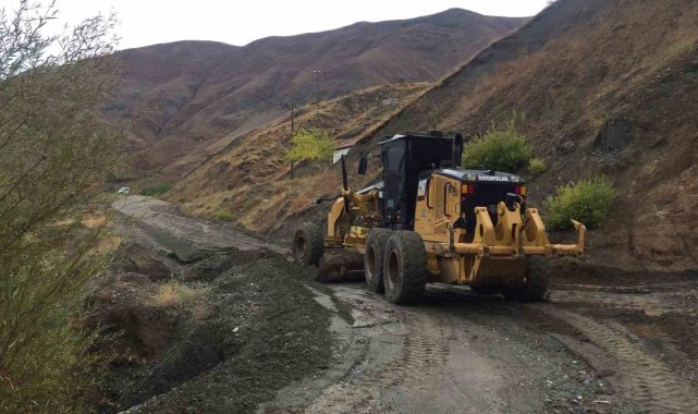 Sason'da sel nedeniyle ulaşıma kapanan köy yolları ulaşıma açıldı