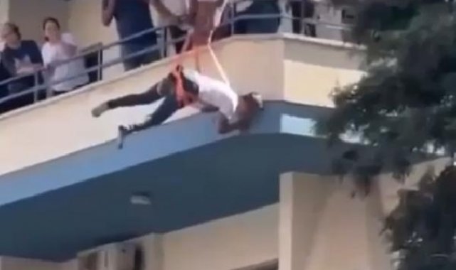Sepeti kırılan vinçten düşen işçiler, emniyet kemeri sayesinde hayatta kaldı