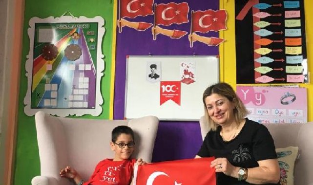 Serebral palsili Asrın, Cumhuriyet Bayramı'nı bayraklarla süslediği odasında kutladı