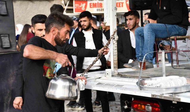Şırnak'ta düğünlerin çaycısı tek başına binlerce kişiye servis yapıyor