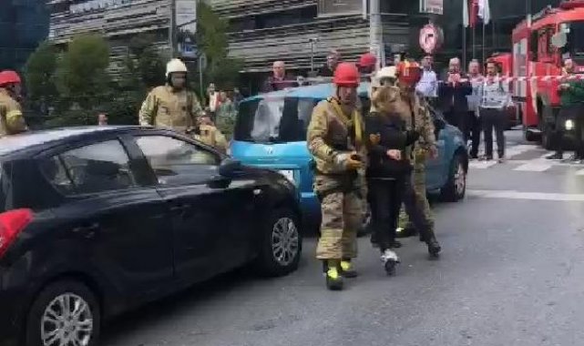 Şişli'de kaldırım çöktü; kadın içine düştü - 2