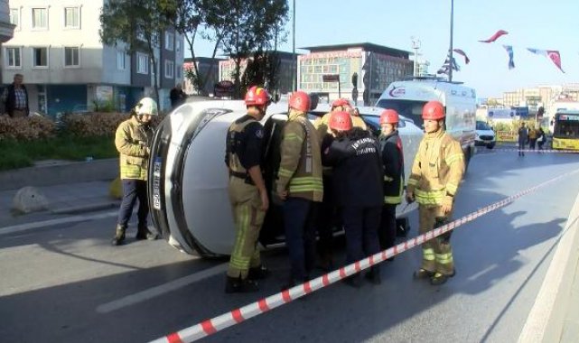 Şişli'de otomobil yan yattı: Trafikte kalan yolcular yürümek zorunda kaldı