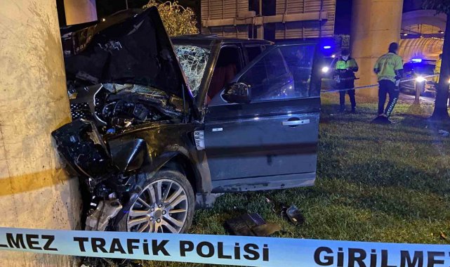 Şişli'de tünelden çıkan lüks cip hızını alamayarak beton direğe çarptı: 1'i ağır 4 yaralı