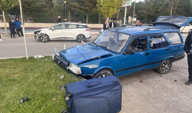 Sivas'ta iki otomobil çarpıştı: 5 yaralı