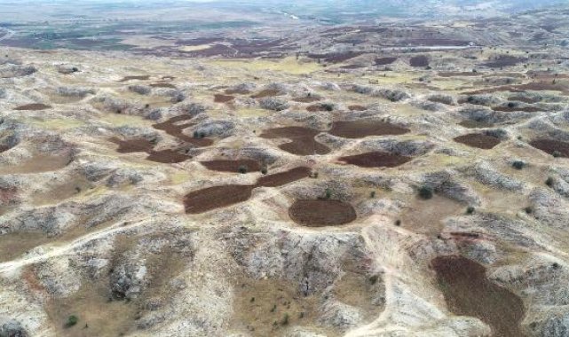 Sivas'ta oluşan obruk ve dolinler tarım arazisi oldu