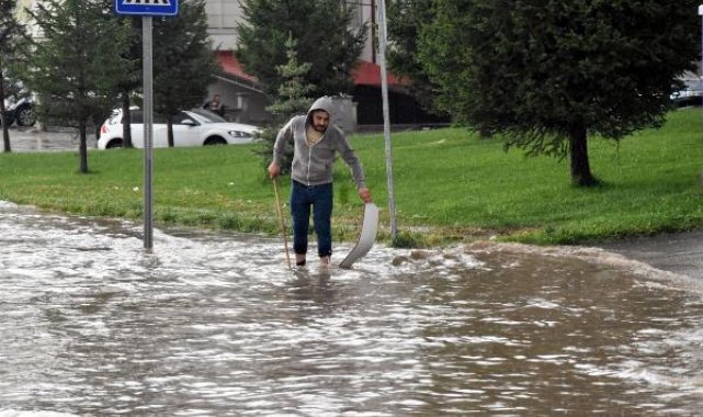 Sivas'ta sağanak nedeniyle ev ve iş yerlerini su bastı