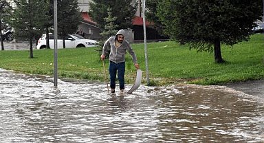 Sivas'ta sağanak nedeniyle ev ve iş yerlerini su bastı