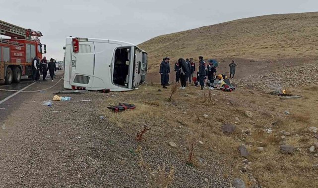 Sivas'ta yolcu otobüs devrildi: 4 ölü, 30 yaralı