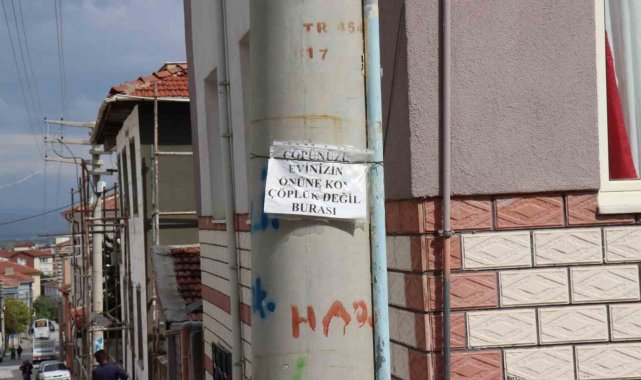 Sokakta yeterince çöp konteyneri olmayınca vatandaşalar çözümü uyarı yazısında buldu