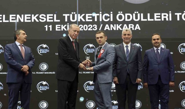 SUBÜ'lü akademisyene ödülünü Cumhurbaşkanı Erdoğan takdim etti