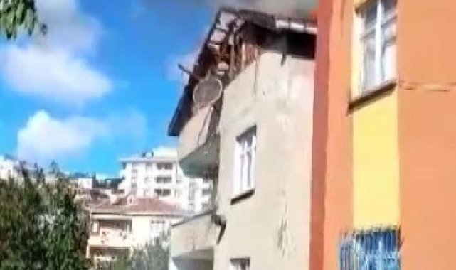 Sultanbeyli'de çatı alev alev yandı