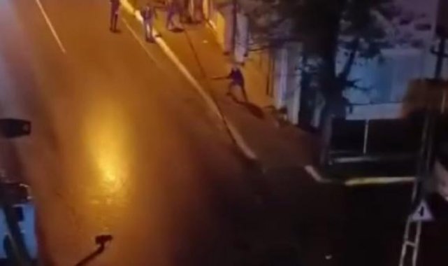 Sultanbeyli'de iki aile arasındaki taşlı sopalı kavga kamerada