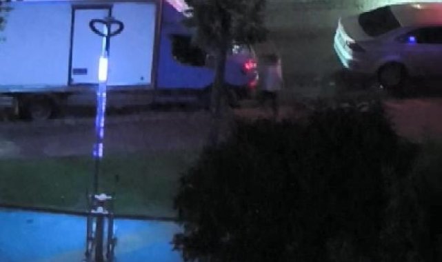 Sultangazi'de kamyonetin camlarını kırdı