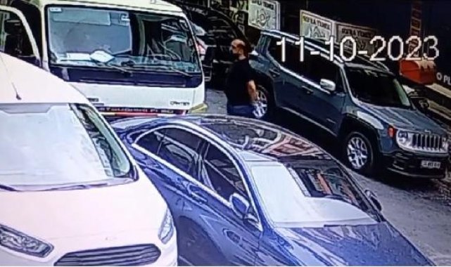 Sultangazi'de kamyonetten cep telefonunu böyle çaldı