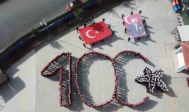 Sultangazi'de lise öğrencilerinden 100'üncü yıla özel koreografi