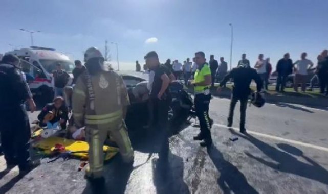 Sultangazide otomobiller kafa kafaya çarpıştı; 2'si çocuk 6 yaralı