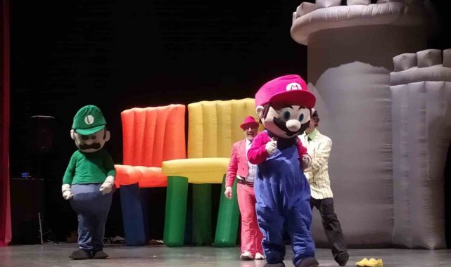 Süper Mario ve İhtiyar Kedi çocukların yüzünü güldürdü