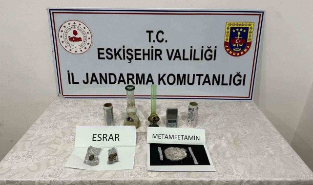 Şüpheli hareketler sergileyen şahsın poşetinde uyuşturucu madde bulundu