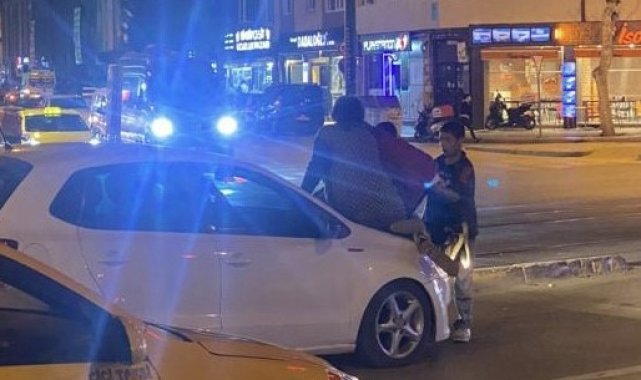 Sürücüsünden para alamadıkları aracın üstüne çıktılar