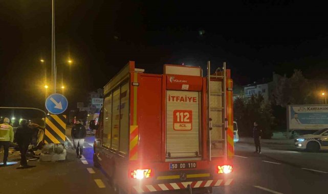 Takla atan otomobil trafik lambasına çarparak durabildi: 2 yaralı
