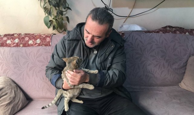 Taksi durağının maskotu 'Pilli' mama diye kapıya dayanınca ortaya sıcak görüntüler çıktı
