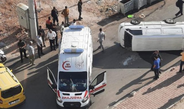 Taksi ile çarpışıp devrilen minibüsün sürücü yaralandı