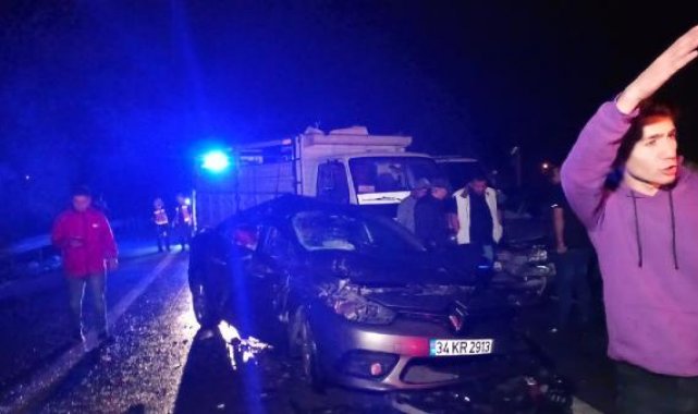 Tankerden yola dökülen mazot, 26 aracın karıştığı kazaya sebep oldu; 13 yaralı - Yeniden