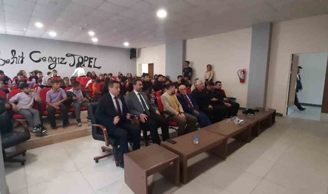 Tarihçi ve yazar Mustafa Turan öğrencilerle bir araya geldi