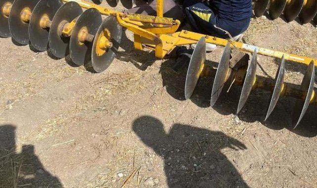 Tarım makinesinin altında kalan çiftçi hayatını kaybetti