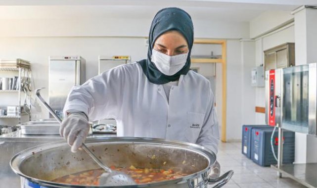 Taşımalı eğitimle okuyup, mezun olduğu okulda işe başladı; kız çocuklarına 'Okuyun' çağrısı yaptı